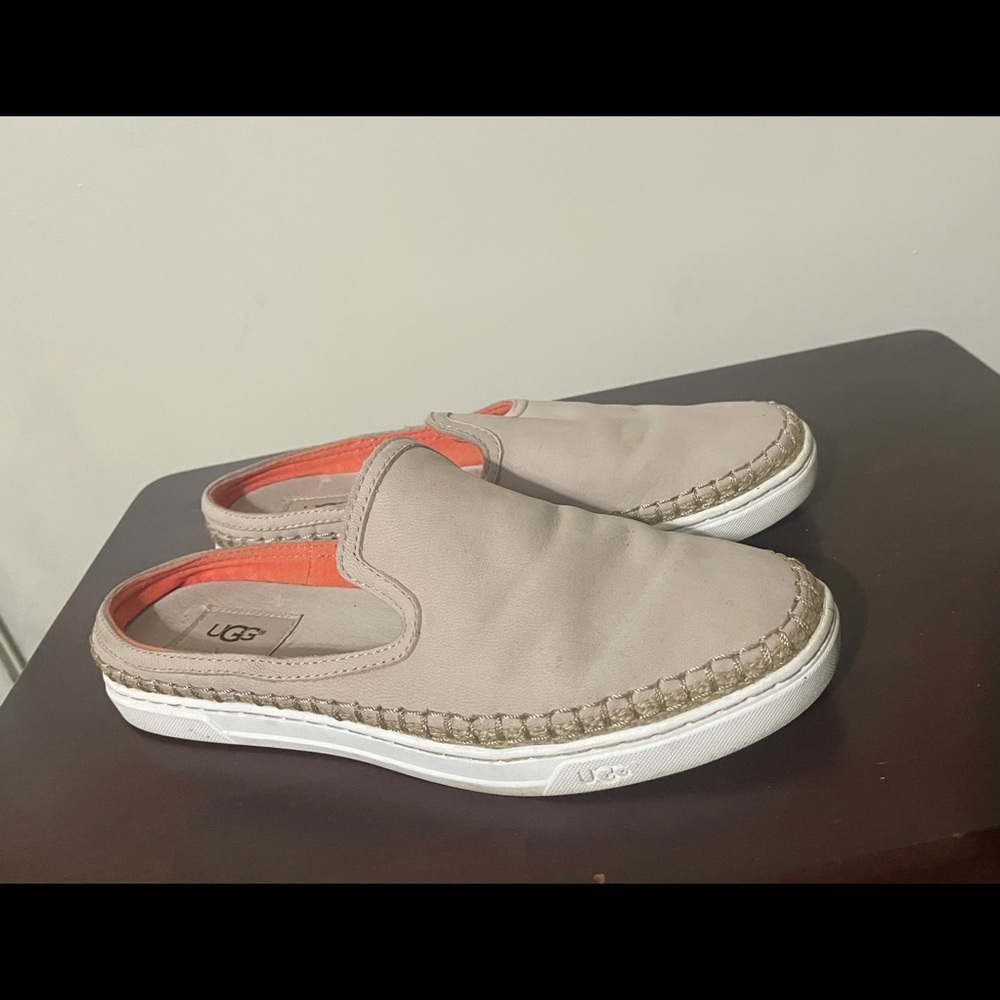 Ugg caleel women’s slip ons/ mules 9.5